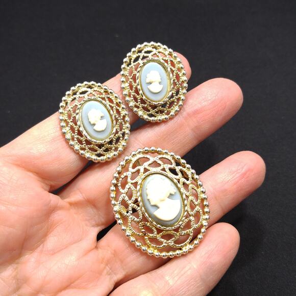 Vintage Sarah Coventry Cameo Brooch Earrings Set, 1970s - Picture 6 of 10